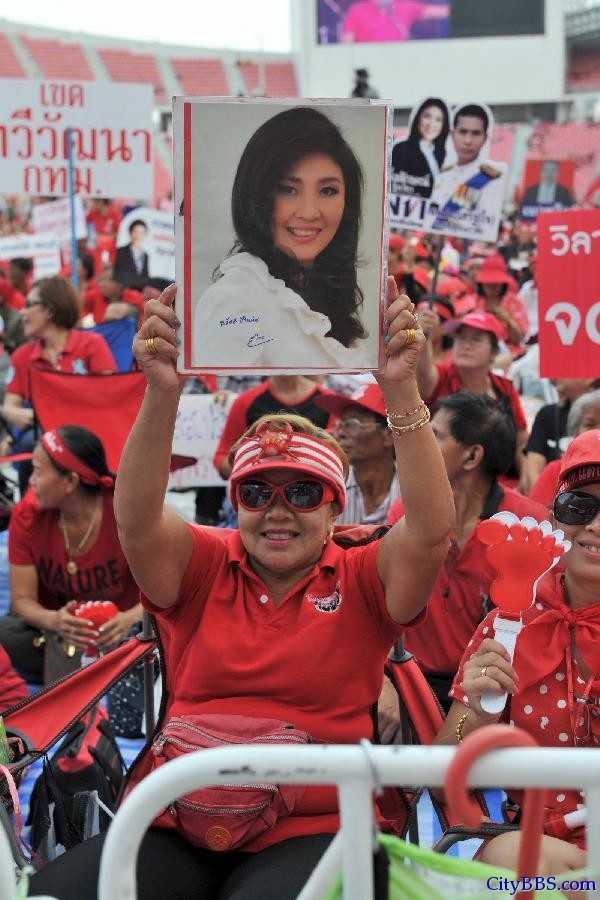 11月20日，“红衫军”在泰国首都曼谷的拉加曼加拉国家体育场集会。