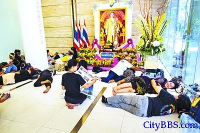11月26日，泰国曼谷，反政府示威者在财政部大厅里睡觉