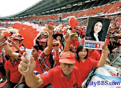11月30日，曼谷，泰国红衫军示威者举行集会，声援英拉政府。