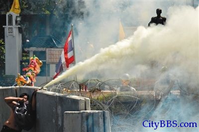 　1日，曼谷，反政府示威者在政府机构前与警方发生冲突。
