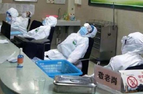 一线医护人员照片流出每天穿纸尿布席地而睡