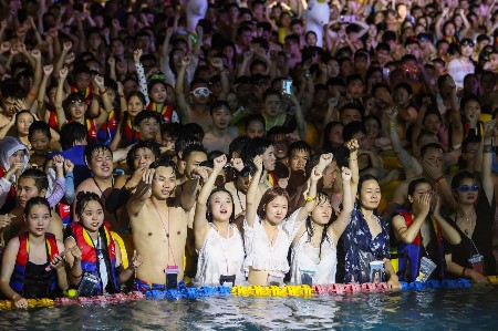 经历封城76天武汉燥起来了外国人评论区炸锅14.jpg