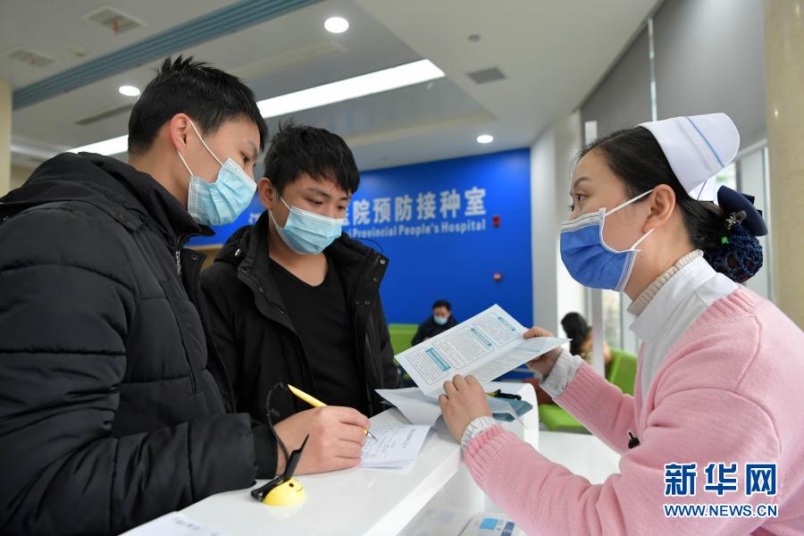 护士向人们介绍接种新冠疫苗的相关注意事项