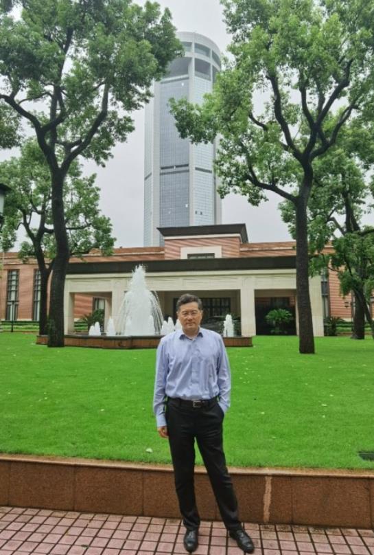 秦刚在锦江饭店小礼堂前