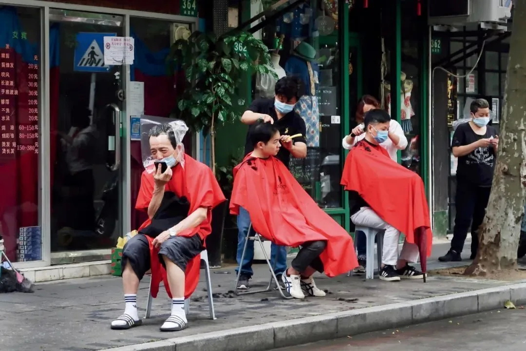 理发师在上海街头为人们理发