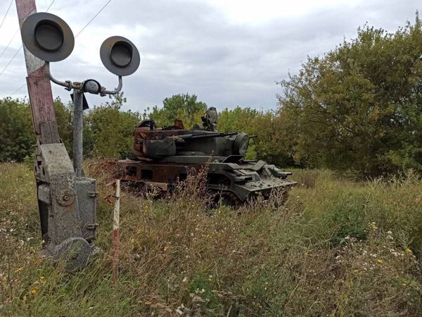 俄军仓皇逃跑，坦克、炮车等装甲武器都丢在当地