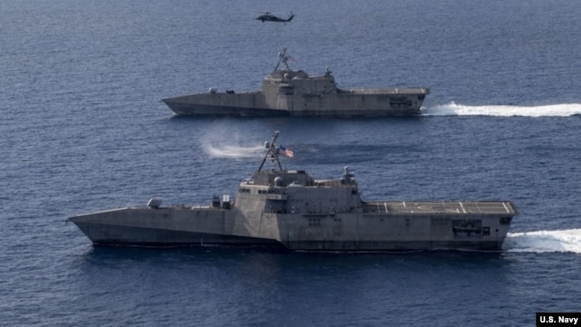 美军“蒙哥马利”号（USS Montgomery）（上）和“吉福兹”号（USS Gabrielle Giffords）濒海战斗舰2020年1 ...