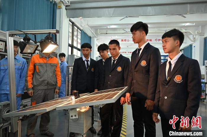 泰国学生在广西电力职业技术学院实训室参观