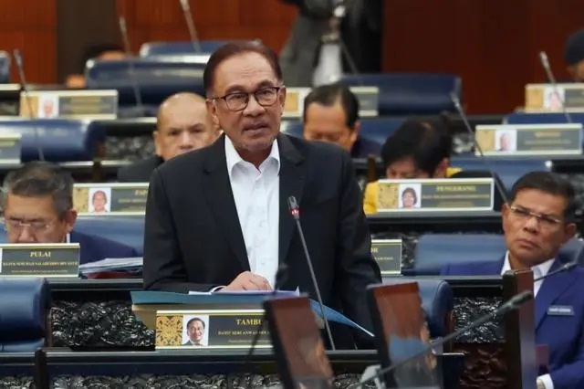 马来西亚总理安瓦尔4日在议会回答议员提问