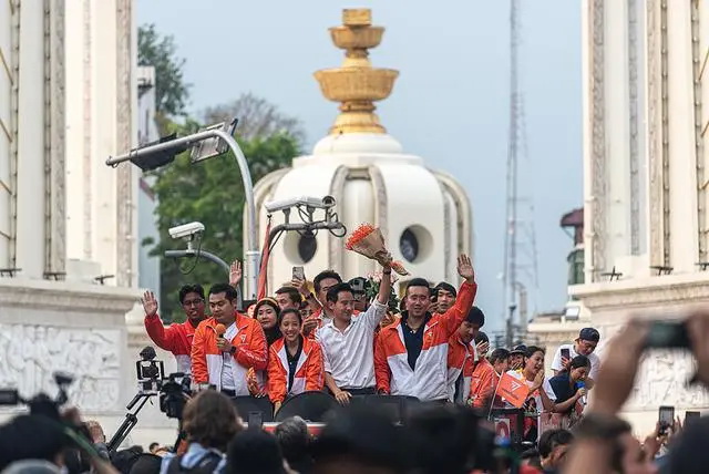 泰国曼谷，泰国远进党党魁皮塔在庆祝游行中向支持者致意