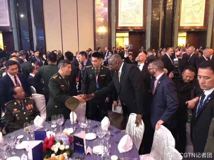 香格里拉对话会开幕晚宴上，中国国防部长李尚福与美国国防部长奥斯汀握手 ...