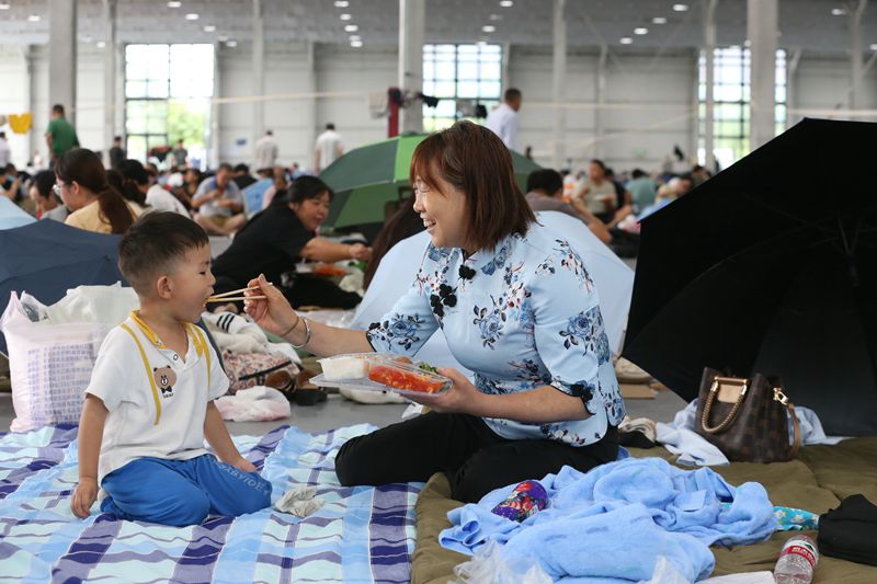 8月1日，麻峪村村民在安置点吃午餐
