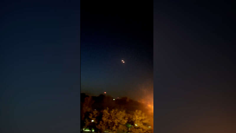 袭击的报道发出后，伊朗伊斯法罕省的上空出现火光