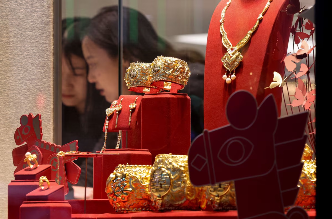 2026年2月3日，顾客在中国香港一家珠宝店挑选黄金首饰和饰品